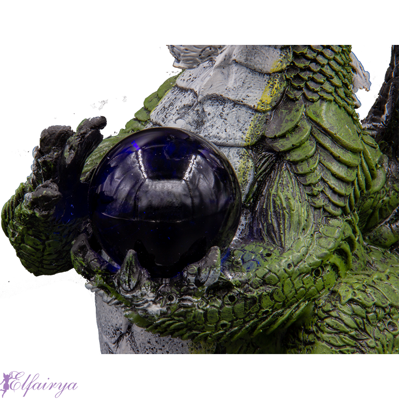 Wahrsager-Drache mit blauer Kugel